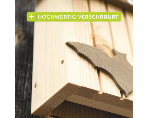 Detailansicht eines Fledermauskastens aus Holz mit Fledermausapplikation