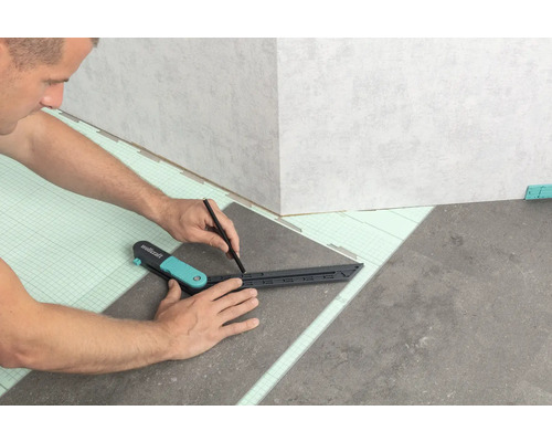 Handwerker markiert Fliese mit Bleistift und Winkel