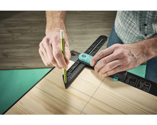 Eine Person verwendet einen Winkelmesser und einen Bleistift, um Linien auf einem Holzbrett zu zeichnen.