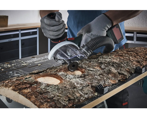 Défonceuse en action pour fraiser un morceau de bois sur un établi.