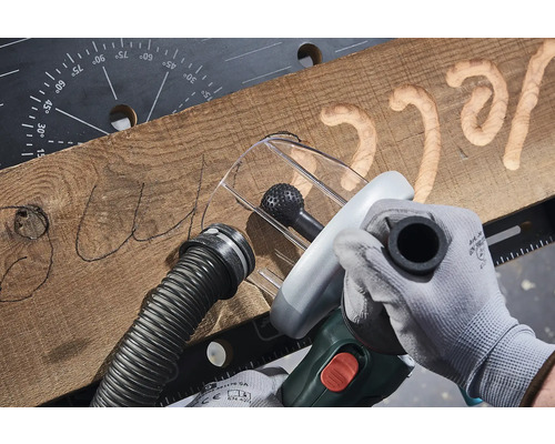 Gravure artisanale de lettres dans le bois avec un outil rotatif