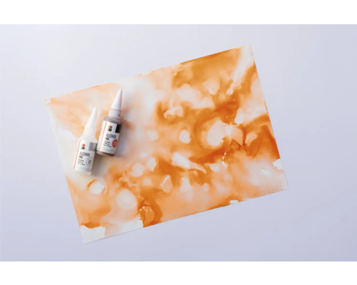 Deux flacons d''encre à alcool sur une feuille de papier avec de l''art à l''encre