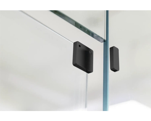 Vue détaillée d''une cabine de douche avec des ferrures noires