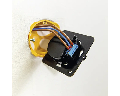 Installierte elektrische Unterputzdose mit angeschlossenen Kabeln