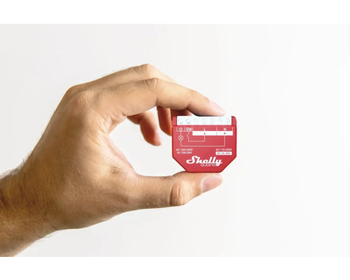 Hand hält Shelly Duo Smart Relais