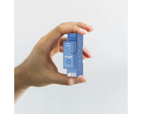 Shelly Logo Z-Wave DIN-Schienen Schalter in einer Hand