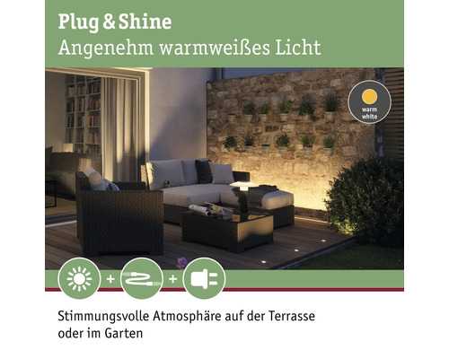 Terrasse mit Gartenmöbeln und warmweißer Beleuchtung für eine stimmungsvolle Atmosphäre.