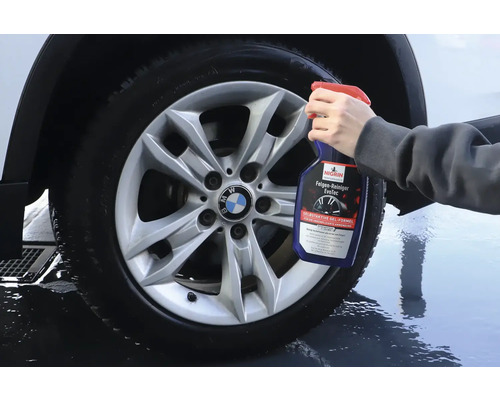 Felgenreiniger im Einsatz an einem Auto