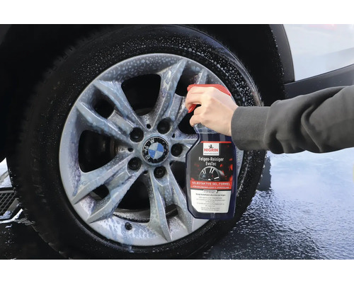 Anwendung von Nigrin Felgenreiniger Evotec auf einer Felge