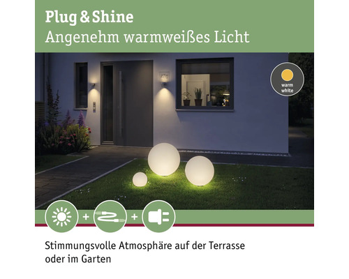 Éclairage de jardin avec trois lampes rondes sur une pelouse