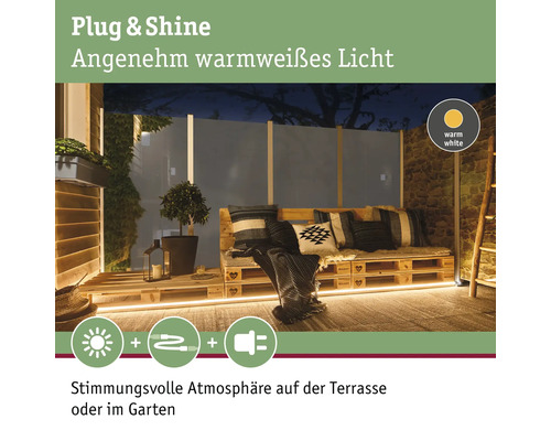 Terrasse mit warmweißer Beleuchtung und Palettenmöbeln