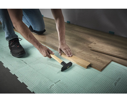 Pose de stratifié avec marteau et martyr sur sous-couche isolante