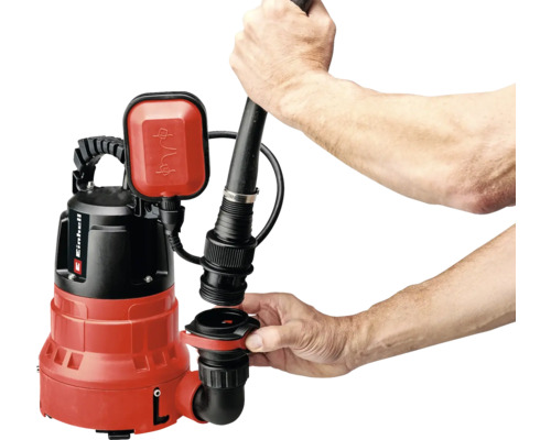 Tauchpumpe mit Schwimmerschalter und Schlauchanschluss wird montiert