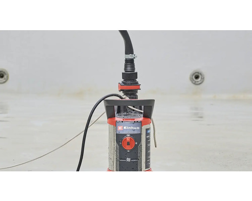 Einhell Logo. Tauchpumpe im Einsatz zum Abpumpen von Wasser.