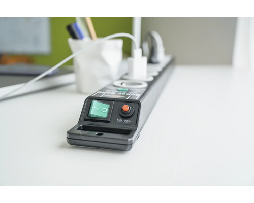 Mehrfachsteckdose mit Netzschalter und Überlastschutz auf einem Tisch.