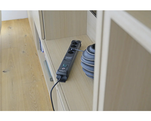 Mehrfachsteckdose auf einem Regal