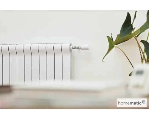 Weißer Heizkörper an einer Wand mit Homematic IP Logo