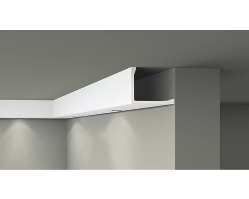 Angle de pièce avec éclairage indirect et profilé de stuc