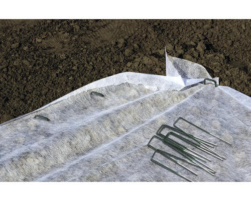 Voile de jardin avec clous de fixation sur le sol