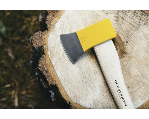 Hache à fendre Ochsenkopf sur une bûche