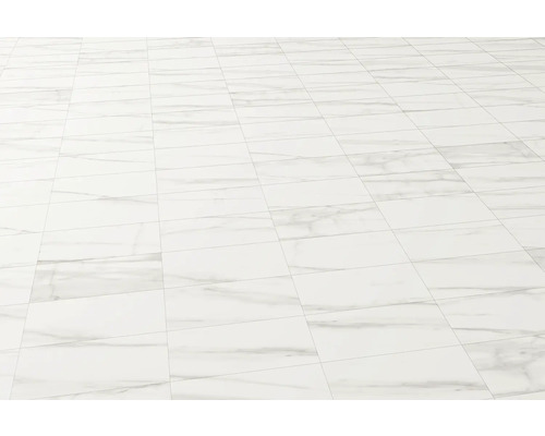 Fliesen mit Marmoroptik auf dem Boden