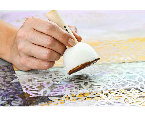 Peinture avec un pinceau éponge à travers un pochoir