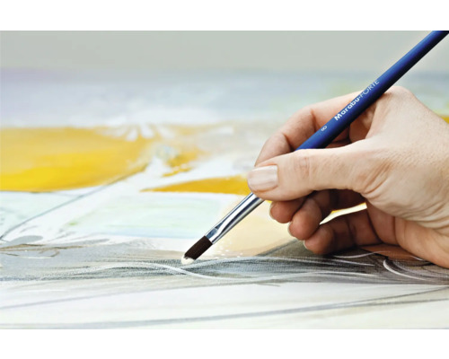 Une main tient un pinceau Marabu Forte et peint sur une toile.