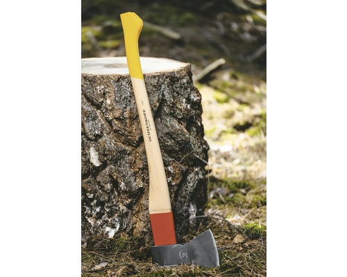 Hache universelle Ochsenkopf contre une souche d''arbre
