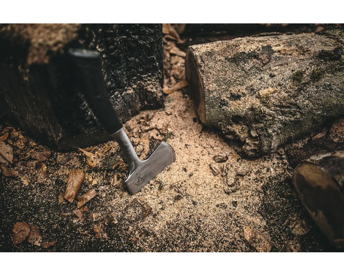 Hache à fendre et morceaux de bois avec de la sciure