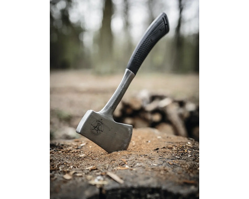 Hache avec manche en plastique sur une bûche