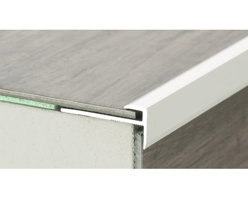 Vue détaillée d''un bord d''escalier avec profilé