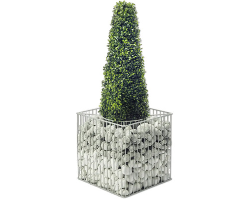 L''image montre un buis artificiel dans une jardinière en gabion avec des pierres.