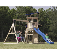 Spielplatz mit Schaukeln, Kletterturm und Rutsche für Kinder im Garten.