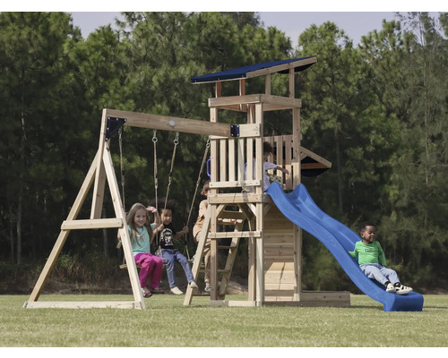Spielplatz mit Schaukeln, Kletterturm und Rutsche für Kinder im Garten.
