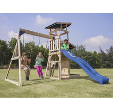 Spielplatz mit Schaukeln, Turm und Rutsche für Kinder im Garten