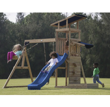 Spielplatz mit Schaukel, Rutsche und Kletterturm im Garten