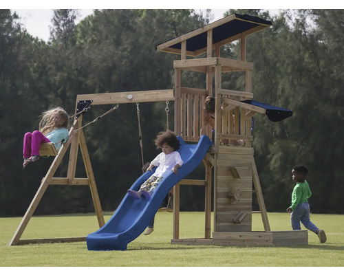Spielplatz mit Schaukel, Rutsche und Kletterturm im Garten