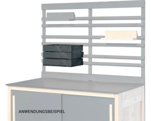 Werkbank mit Holzregal und drei Holzkisten zur Aufbewahrung