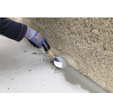 Handwerker verfugt eine Ecke mit einer Maurerkelle