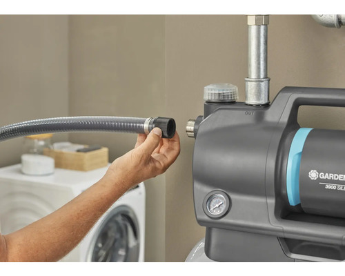 Installation d''une pompe de jardin avec raccord de tuyau dans la buanderie