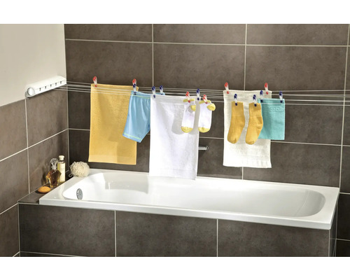 Wäscheständer über einer Badewanne mit daran hängender Wäsche