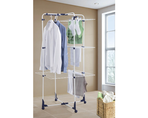 Wäscheständer mit Wäsche im Innenbereich