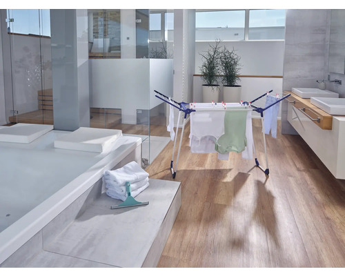 Wäscheständer mit Wäsche in einem hellen Badezimmer