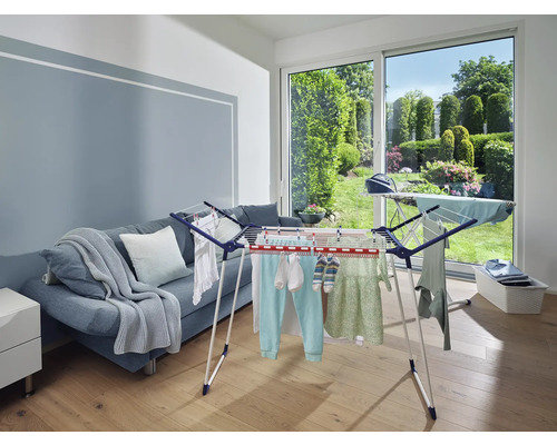 Wohnzimmer mit Wäscheständer und Wäsche