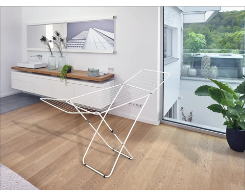 Wäscheständer aus Metall im Badezimmer