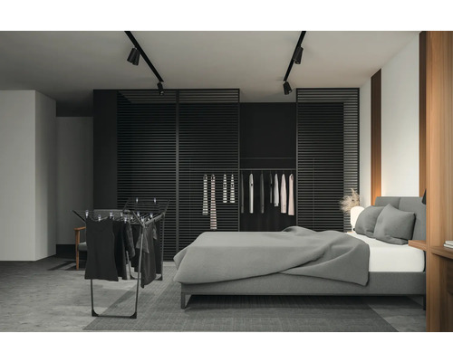 Chambre avec lit double, portant à vêtements, plafonnier et étendoir à linge