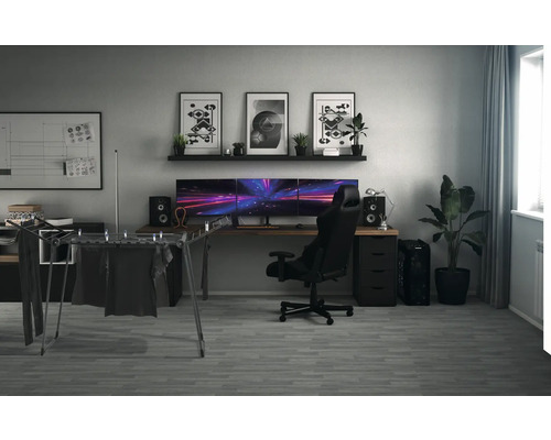 Pièce avec séchoir à linge, bureau, chaise et écrans d''ordinateur