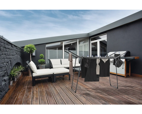 Séchoir à linge sur une terrasse avec barbecue et sièges