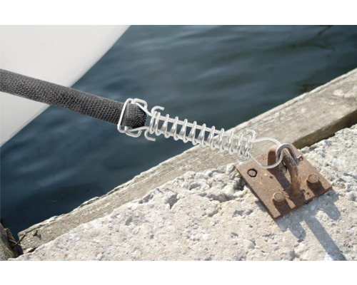 Amarre de bateau avec ressort fixée au quai
