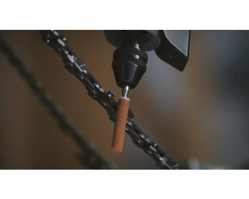 Affûteuse pour chaîne de tronçonneuse en utilisation